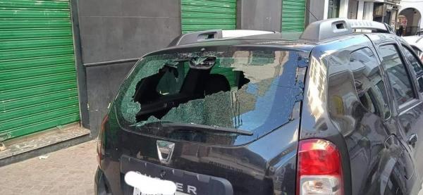 تكسير سيارات بالشارع العام بتطوان وكاميرات المراقبة تكشف الفاعل