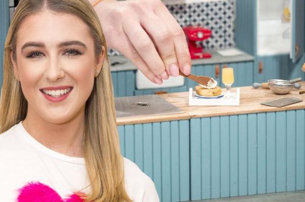 بالفيديو: بريطانية تكسب رزقها من طبخ الوجبات في مطبخ للدمى الصغيرة