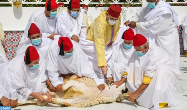 الملك محمد السادس يؤدي صلاة عيد الأضحى بمدينة فاس ويقوم بنحر أضحية العيد
