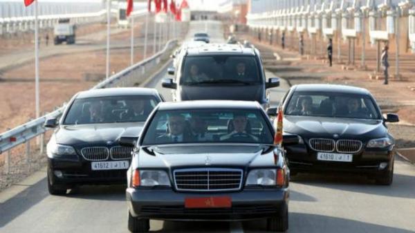 سائق سيارة أجرة بسلا يتعقب الملك ويعترض موكبه وهذا مصيره