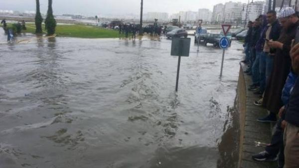 دقائق من الأمطار تغرق شوارع طنجة وتتسبب في خسائر مادية