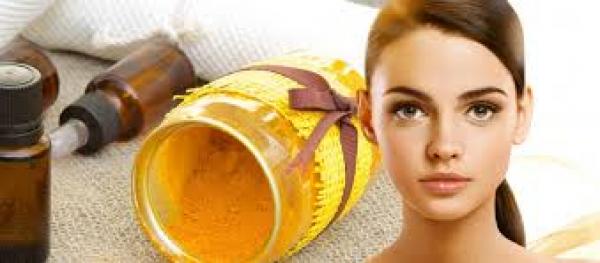 إليك فوائد زيت الكركم لبشرتك وشعرك