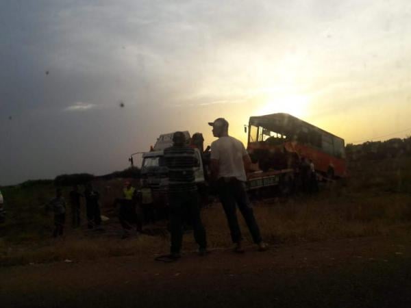 بالصور...نجاة ركاب "طوبيس" للنقل القروي بأعجوبة من الموت حرقا بعد انقلابه واصطدامه بعمود كهرباء ذي توتر عال