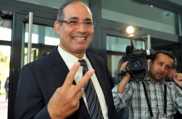 الأمن الإسباني يوقف "الزاكي" بمطار العاصمة مدريد ويحتجزه لساعات