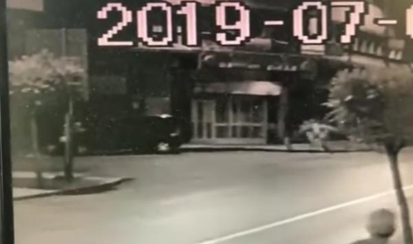 كاميرا ترصد لحظة هروب اللصوص ورميهم الأموال في شارع بطنجة