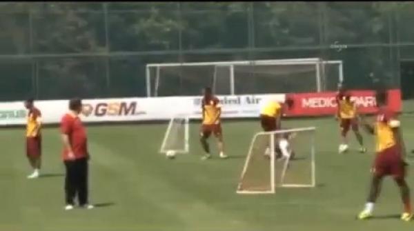 مضحك.. دروغبا يتعرض لتدخل عنيف من قبل مشجع !