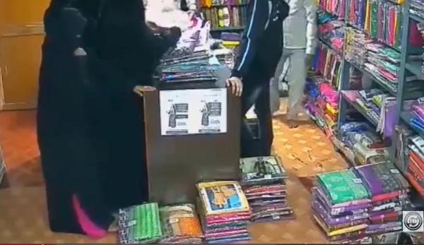 منقبة تستخدم أصابع قدمها لتسرق!