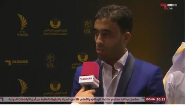 لحظة استلام  حمد الله جائزة هداف الدوري القطري من النجم أبوتريكة