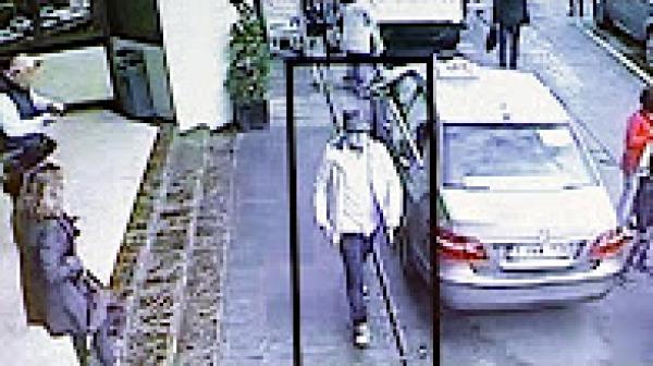 بالفيديو: شاهد كيف سرق شاب وفتاة حقيبة سيدة بأحد المولات