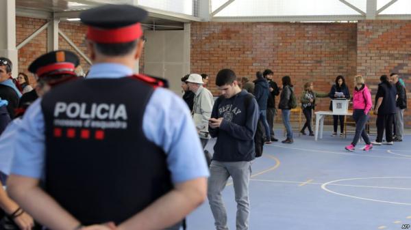 بالفيديو: الشرطة الإسبانية تصادر صناديق وبطاقات اقتراع في الاستفتاء على استقلال كاتالونيا