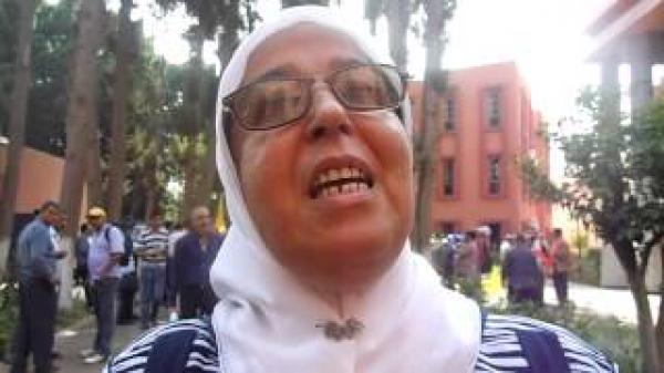 متقاعدة غاضبة من قرار يعيدها إلى العمل