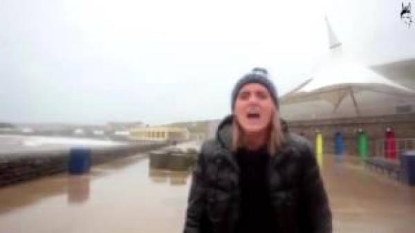 بالفيديو.. سمكة تخرج من الماء وتضرب مذيعة في وجهها