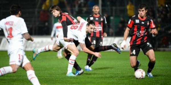 ليون يحتفظ بصدارة الدوري الفرنسي بفضل هدف غوميس وسان جيرمان يتعثر مجددا