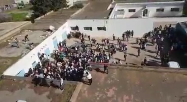 تلاميذ يقتحمون مقر جماعة الصخيرات و يصعدون فوق سطحها