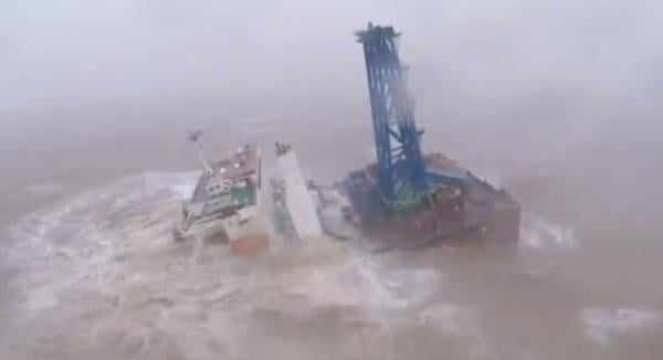 في مشهد مخيف..البحر يقسم سفينة ضخمة إلى نصفين ويبتلعها مع طاقمها (فيديو)