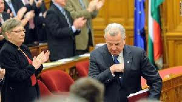 رئيس المجر يستقيل من منصبه بسبب فضيحة اقتباسه الدكتوراة 