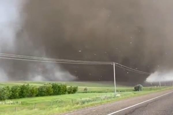 لقطات تحبس الأنفاس لبداية تكون إعصار في كندا(فيديو)