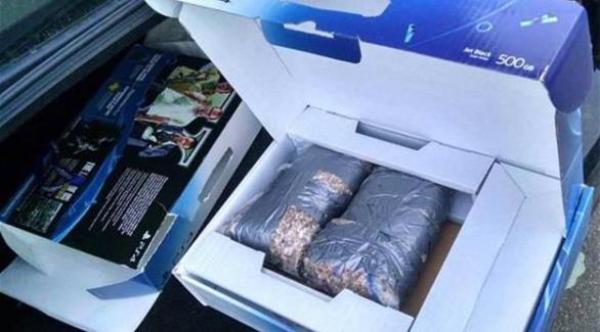 اشترى "بلاي ستيشن 4" فوجد حجارة في العلبة