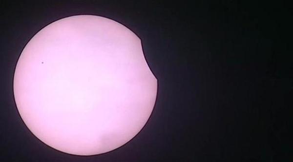 بالصور: أول مشاهد كسوف الشمس