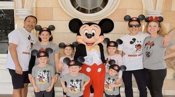 زوجان أمريكيان يتبنيان 7 أطفال خشيوا أن ينفصلوا عن بعضهم بعد وفاة والديهم في حادث سيارة