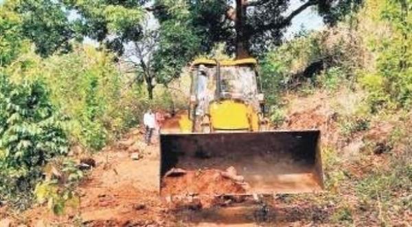 السلطات الهندية توقف محاولة نقل جثمان ضحية كورونا بجرافة