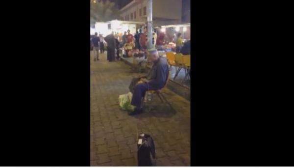 شيخ يقرأ القرآن الكريم في الشارع بصوت خرافي أدهش المواطنين