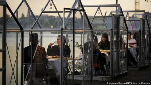 التباعد الاجتماعي في المطاعم والمقاهي.. أفكار مبتكرة وطريفة!