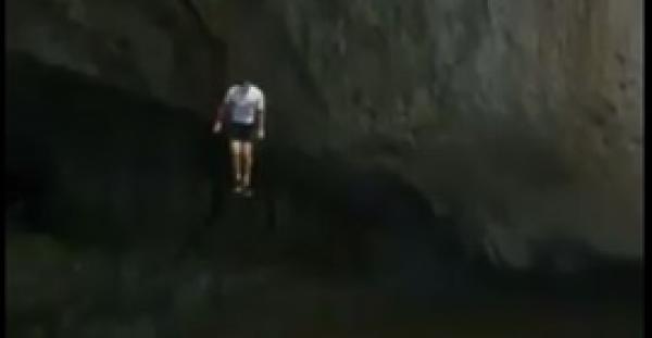 بالفيديو.. شباب يستعرضون مهاراتهم في القفز بالبحر من أماكن شاهقة