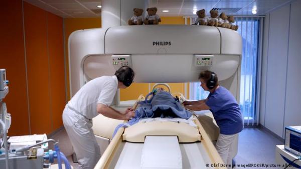 بريطانيا بصدد اللجوء لآليات جديدة لتحديد أعمار اللاجئين "القاصرين"