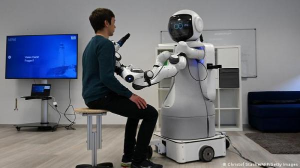 في ظل نقص العاملين المختصين في المجال الصحي.. الروبورت غارمي يعتني بالمسنين في ألمانيا