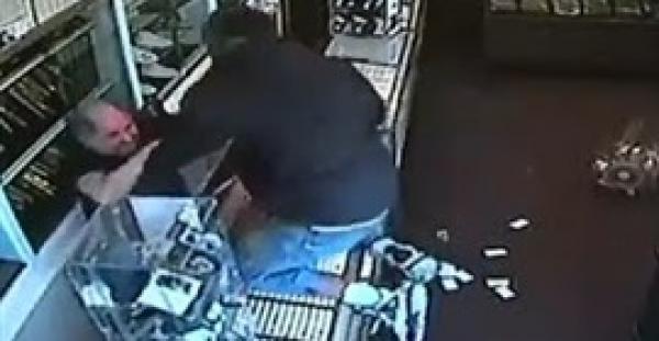 بالفيديو.. معركة بين صائغ ولص تنتهي بسرقة قطعة ذهبية