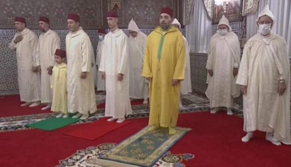 مشهد الملك "محمد السادس" يؤدي صلاة العيد يصنع الحدث بسبب "ضيف جديد"