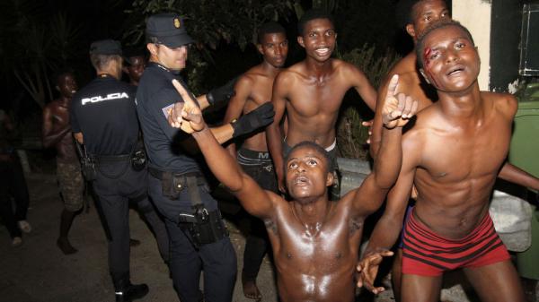 مئات المهاجرين يقتحمون الحدود بالقوة و يصلون إلى سبتة المحتلة