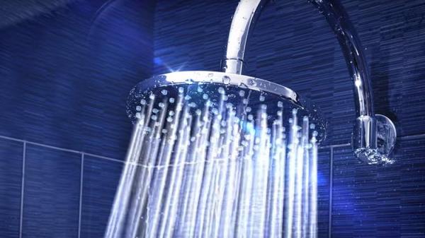 رجل يصور مئات المقاطع الإباحية باستخدام علب الشامبو!