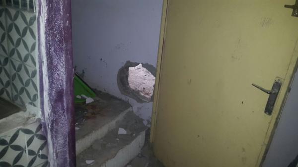 لصوص يحفرون ثقبا ويدخلون منه لمسكن بسوق نموذجية ويسرقونه