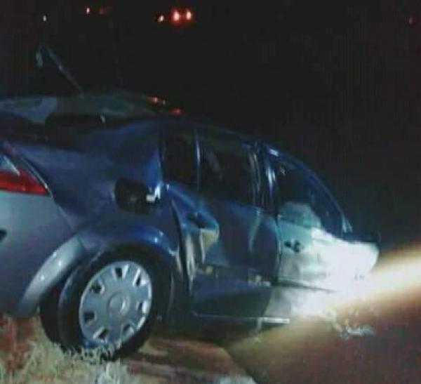 بالصور...سائق ينجو بأعجوبة من موت محقق بعد سقوط سيارته وغرقها بواد