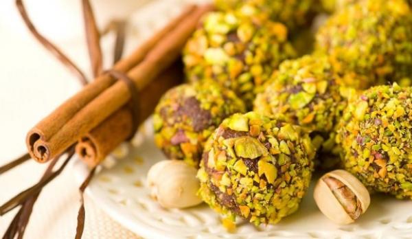 حلوى التمر والفستق اللذيذة