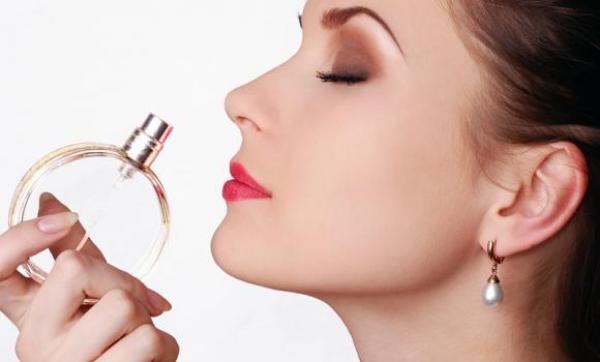 خبير : العطور المزيفة تحتوي على "بول" وعواقيها وخيمة