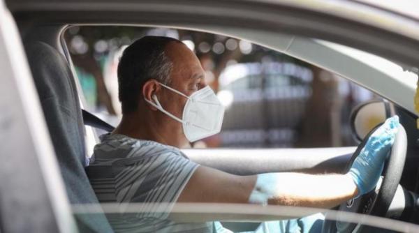 حملة شعبية للمطالبة بإلغاء إجبارية ارتداء الكمامة داخل السيارات الخاصة