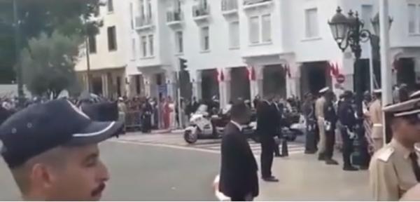 سقـوط خطير للحارس الشخصي للمـلك بعد اعتراض الموكب الملكي من طرف مواطن
