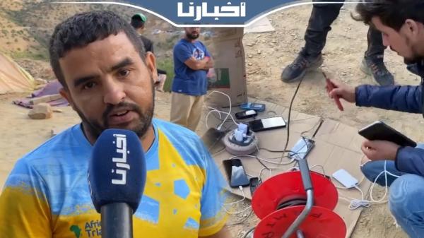مساعدة من نوع آخر.. شاب يبتكر طريقة فريدة لشحن هواتف ساكنة أعالي جبال الحوز