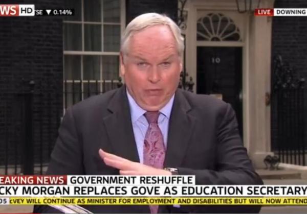 بالفيديو: مذيع بريطاني يبتلع ذبابة على الهواء