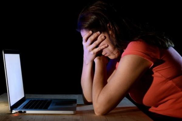 "يوتوبر" شهير يضع نفسه في ورطة كبيرة بسبب شابة متزوجة وأمن طنجة يعتقله