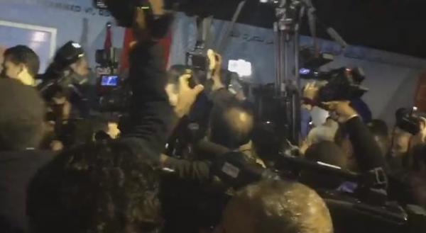 مواطنون و مصورون يحاصرون بنكيران