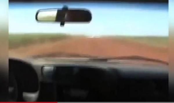 بالفيديو: سيارة تصطدم بطائرة على طريقة أفلام الأكشن