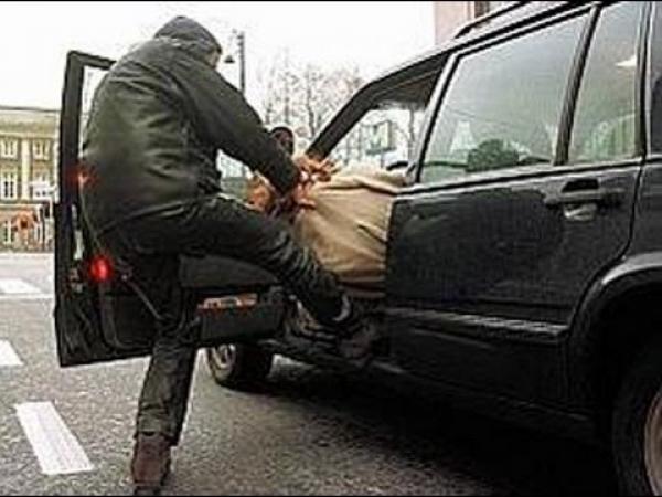 عصابة تعترض سيارة وتعتدي على صاحبها وتسرقها منه بالقوة وكانت المفاجأة..