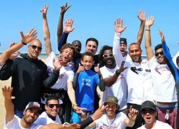 بالصور: ولي العهد الأمير مولاي الحسن يمارس هوايته بشاطئ الداخلة