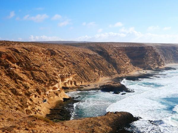 صياد يتفاجأ بصيد غير موقع بأحد شواطئ تيزنيت