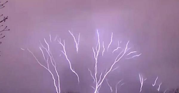 فيديو يرصد لحظة "البرق الصاعد" في سماء ولاية كنساس الأمريكية