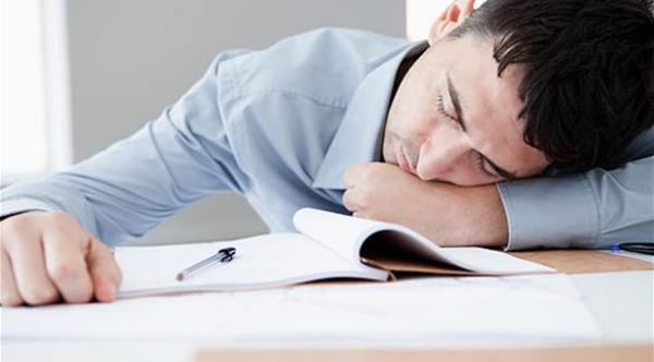 هل يفيد نوم القيلولة الصحة أو يضرها؟